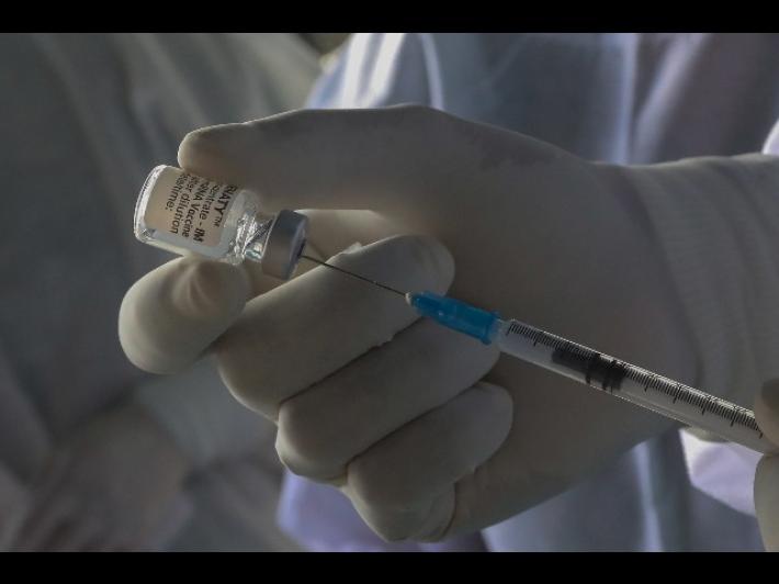 Due dosi Pfizer e AstraZeneca proteggono dalla variante Delta