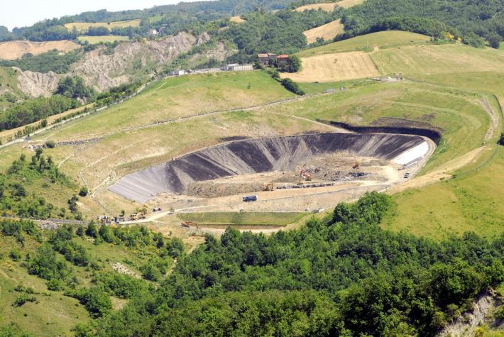Il consiglio vota no al raddoppio della discarica di monte Ardone