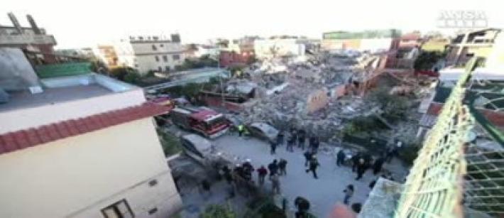 Crolla palazzina ad Acilia: muoiono madre e figlia