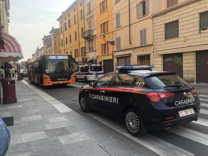 Non pagano il biglietto e danno in escandescenze. Arrivano i Carabinieri