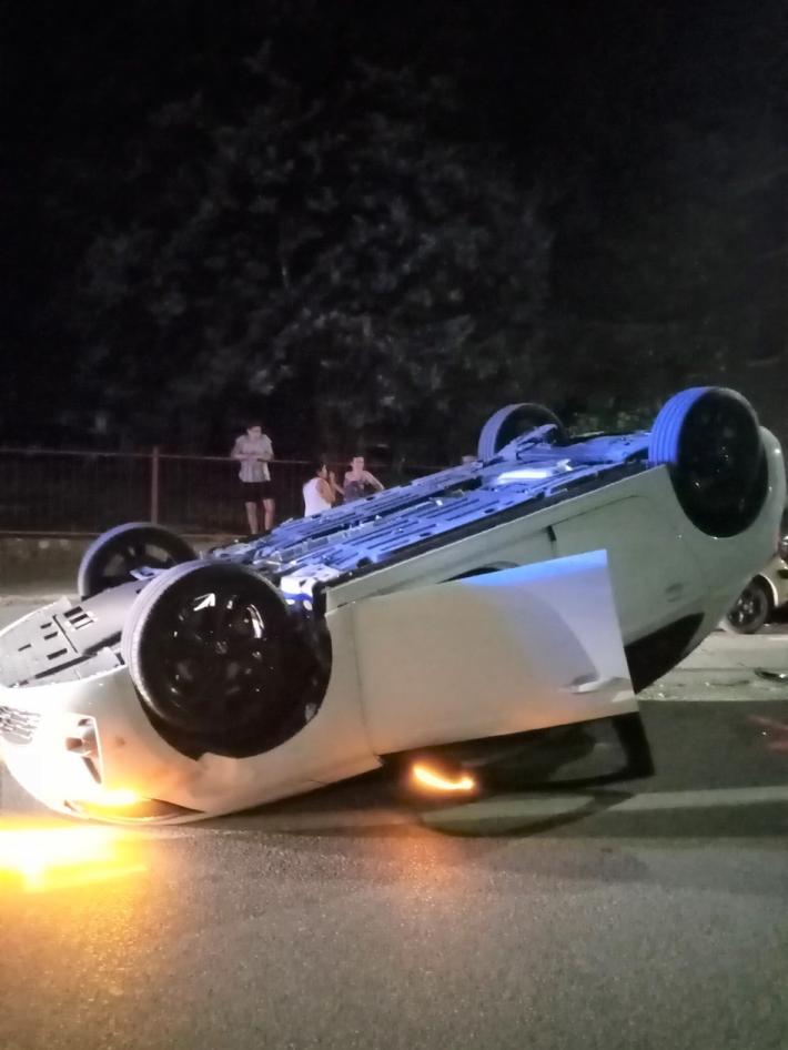 Perde il controllo dell'auto e si ribalta in via Tasso