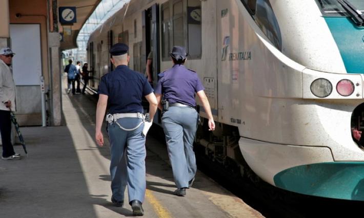 Parte da La Spezia per Como ma sul treno accoltella tre persone: arrestato 19enne genovese  