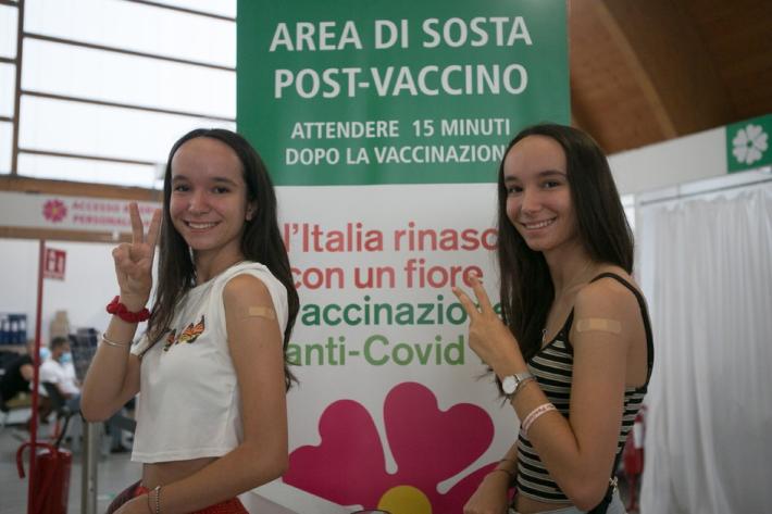 Noi studenti, contenti di fare il vaccino per un futuro migliore