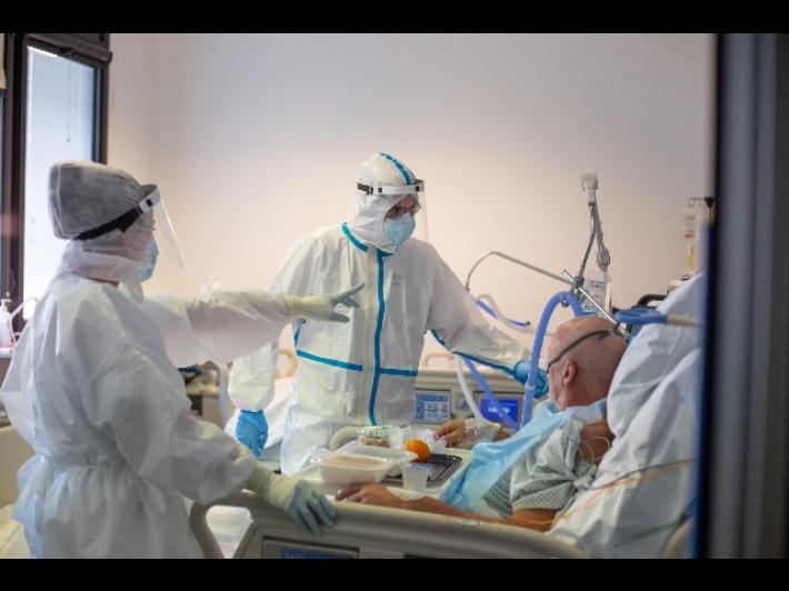 Covid: salgono i nuovi casi  e diminuiscono i decessi