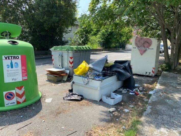 Via Testi, attorno alla campana del vetro ha preso casa una discarica
