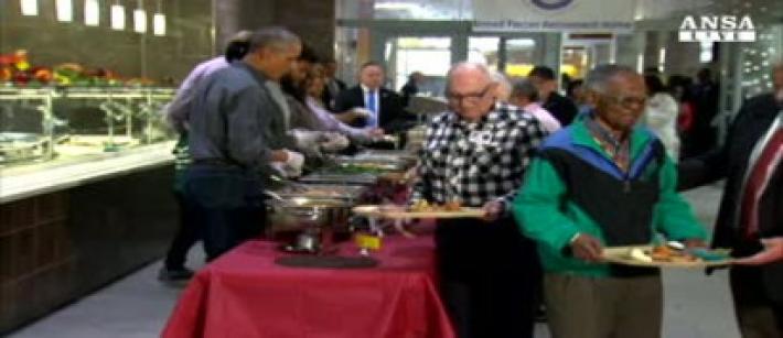 La famiglia Obama con i veterani per il Thanksgiving
