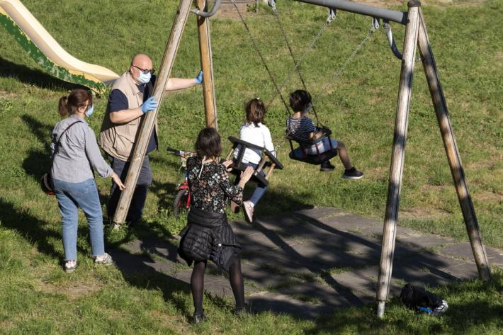 I consiglieri Pd: "Perch&eacute; rimuovere per la manutenzione i giochi per bimbi proprio d'estate?"