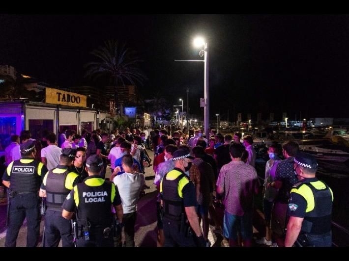Spagna: coprifuoco a Marbella, la polizia sgombera un porto