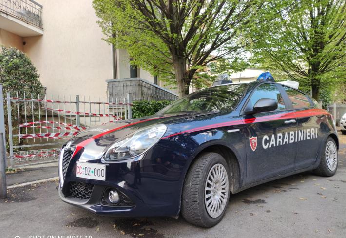 Un abbraccio da un'amica? No, il furto della catenina