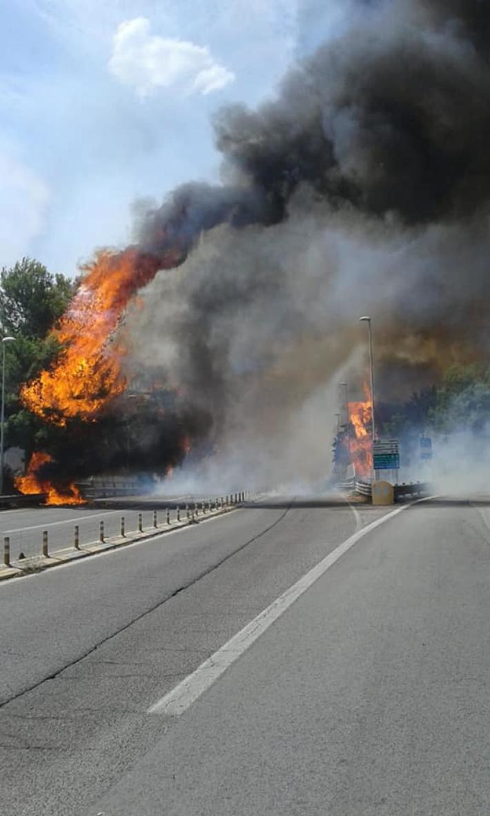 Devastante incendio a Pescara: abitazioni in fiamme e ci sono dei feriti