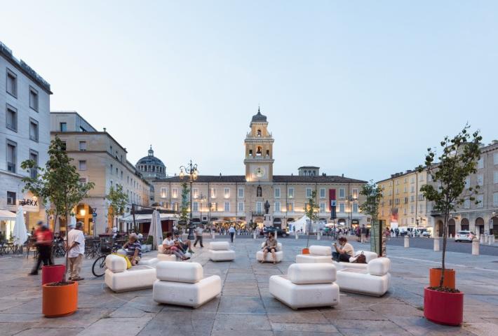 Piazza Garibaldi, la Panchina Post Pandemica cambia forma