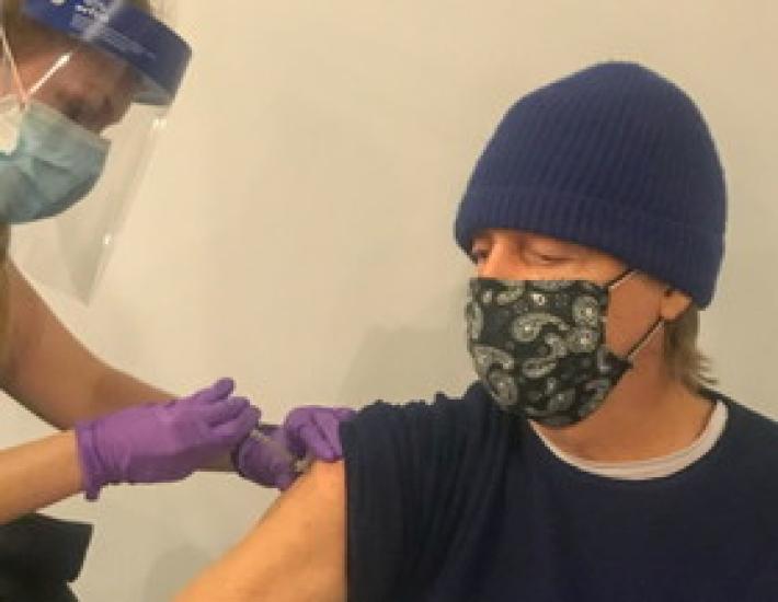 Covid, Paul McCartney si vaccina "E' cool, fatelo anche voi"