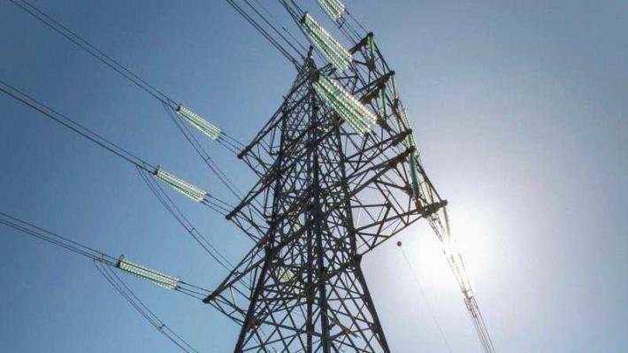 Si arrampica su un traliccio dell'alta tensione, muore folgorato