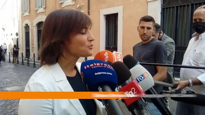 Con il monopattino contro un'auto a Lignano:  distorsione al ginocchio per la Serracchiani