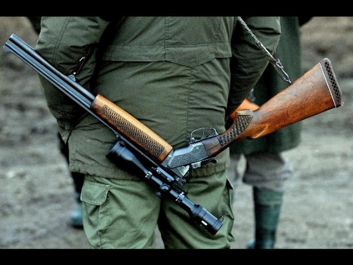 Pavia, rumore al bar (secondo lui): spara ai tavolini con il fucile da caccia