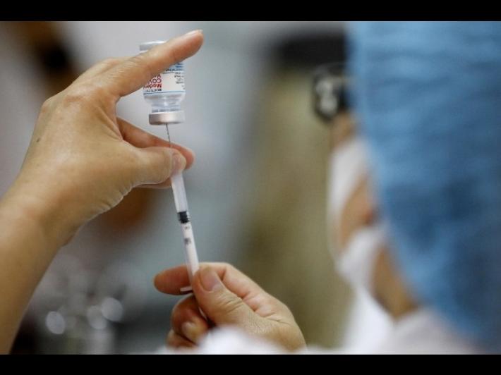 Report vaccini Aifa: 16 eventi gravi ogni 100 mila dosi