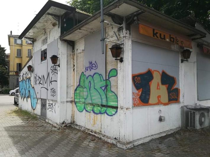 Ancora muri imbrattati. Il sindaco: &laquo;Vandali, ripulire costa migliaia di euro&raquo;