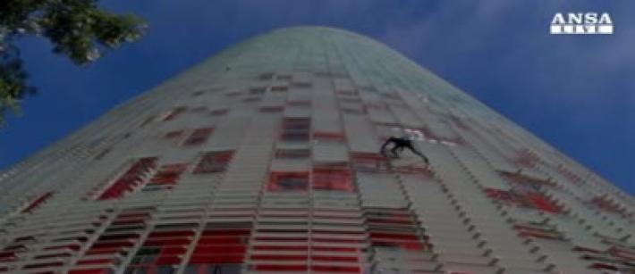 Lo spiderman francese scala un grattacielo  a mani nude