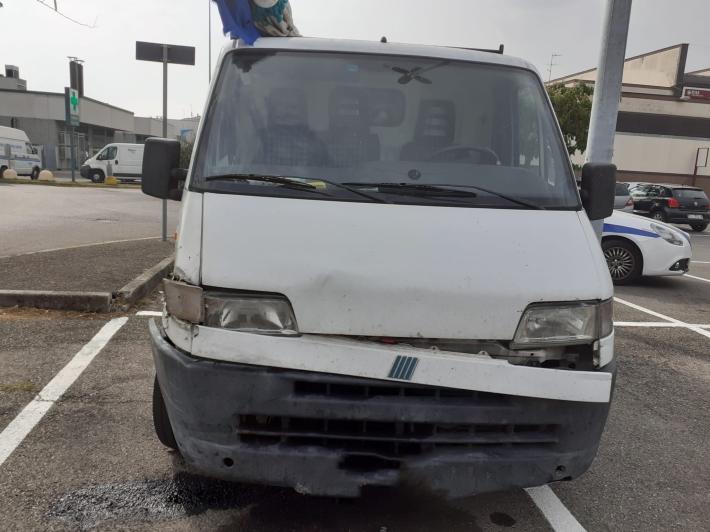 Incredibile carambola a tutta velocit&agrave; con il furgone: semina danni, poi parcheggia e torna a casa