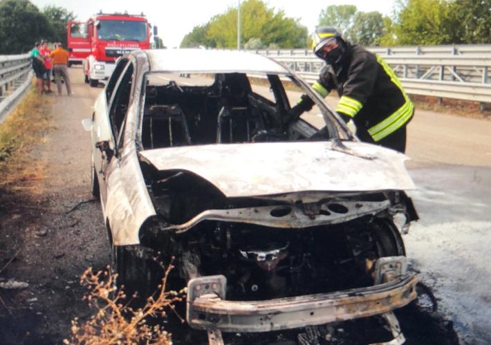 Tangenziale, auto divorata dalle fiamme