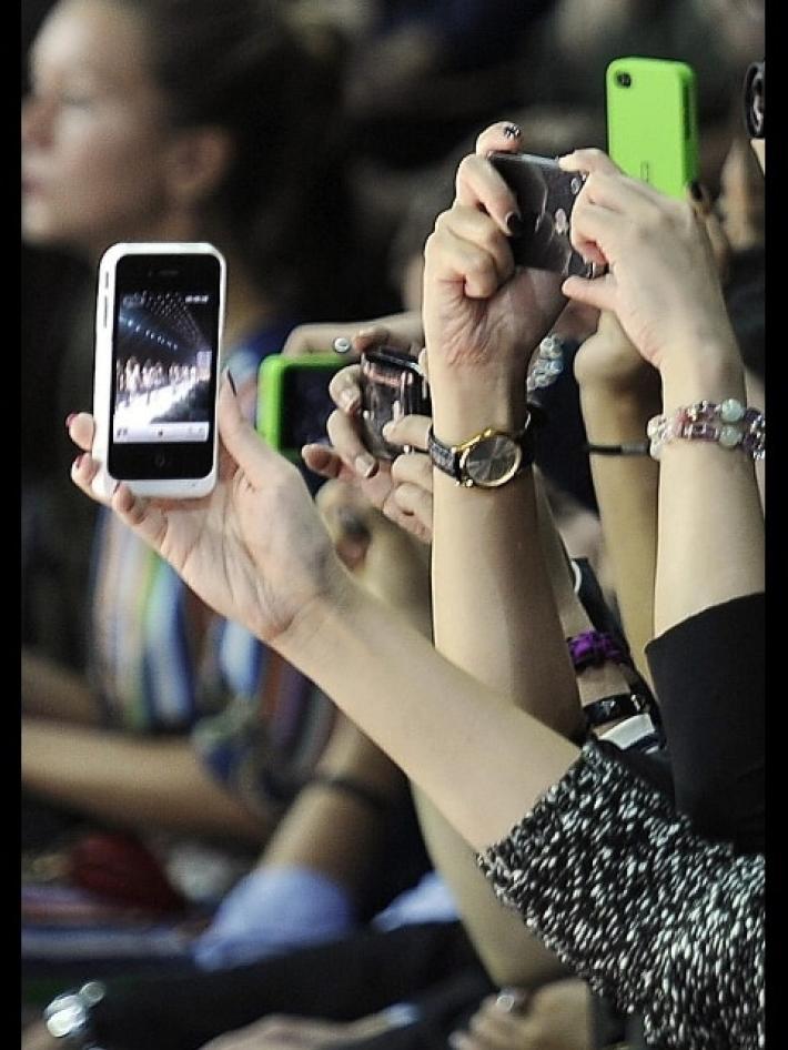 Filma di nascosto le gambe di una donna sul treno, denunciato 