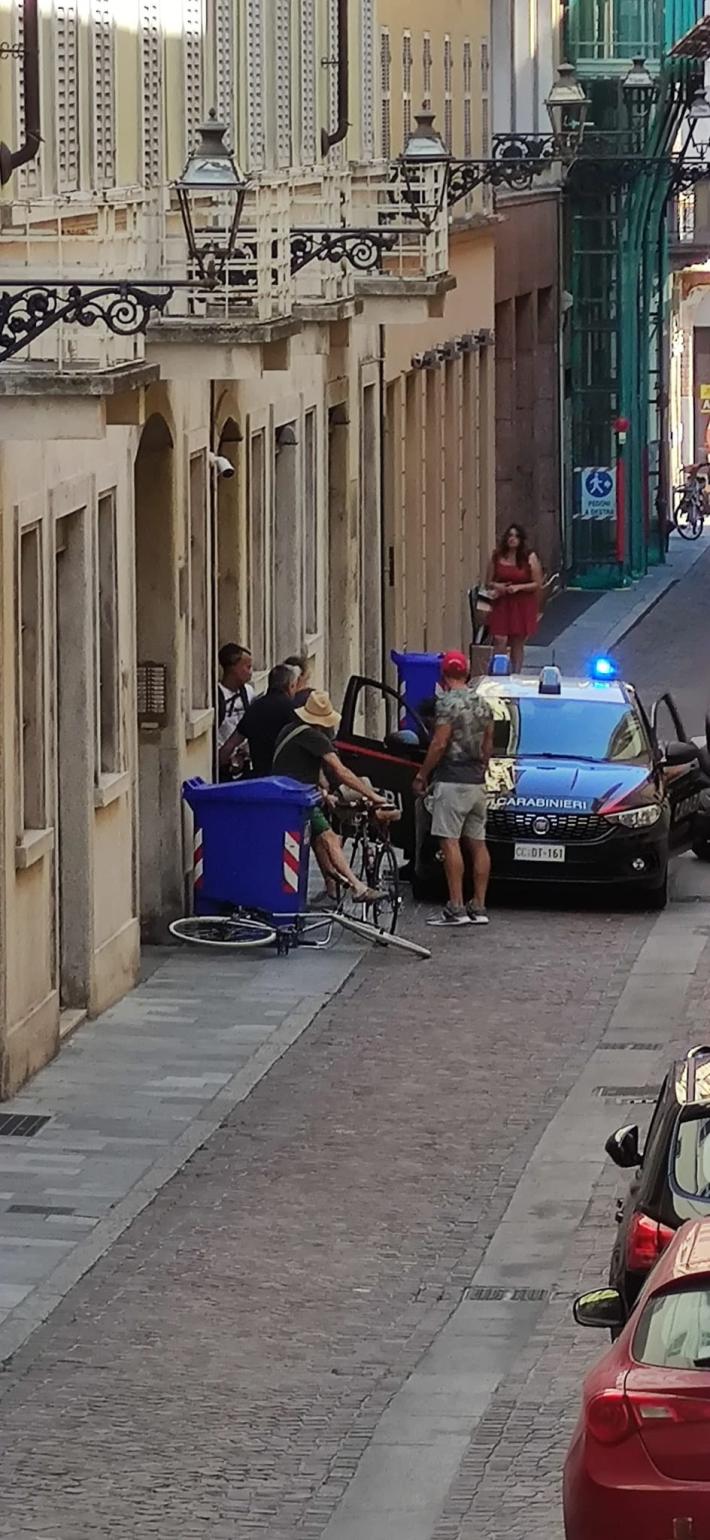 Rapinatore in fuga bloccato dai passanti