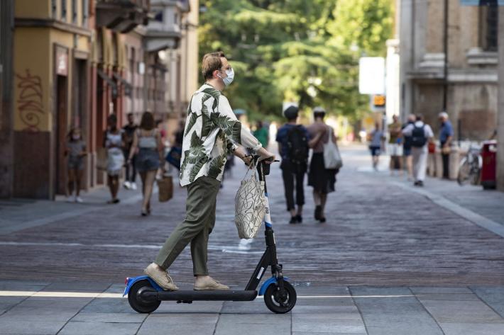 Monopattini, in arrivo l'obbligo di casco e assicurazione