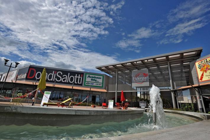 Giovane a torso nudo crea scompiglio allo Shopping Park