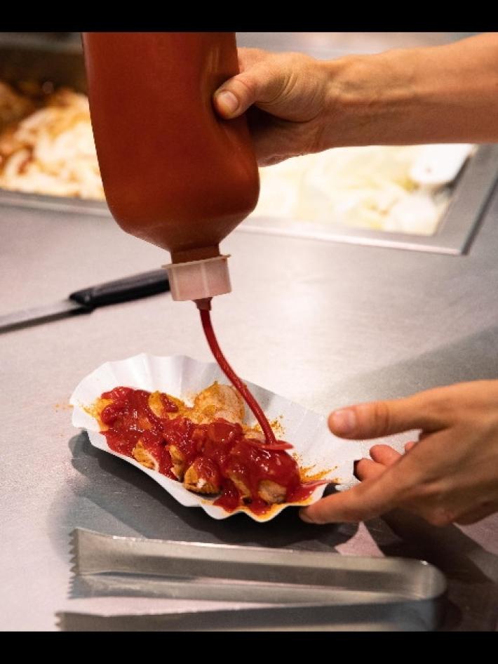 Vw bandisce la carne dalle mense, l'ira di Schroeder 'salvate il currywurst'