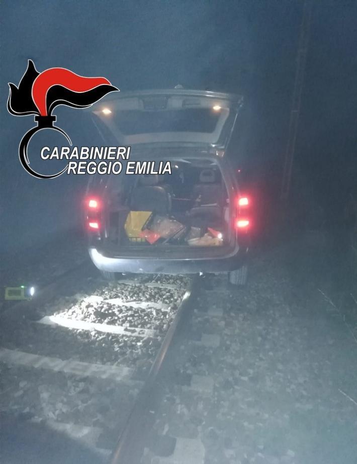 Cavriago, in auto per oltre un chilometro lungo i binari