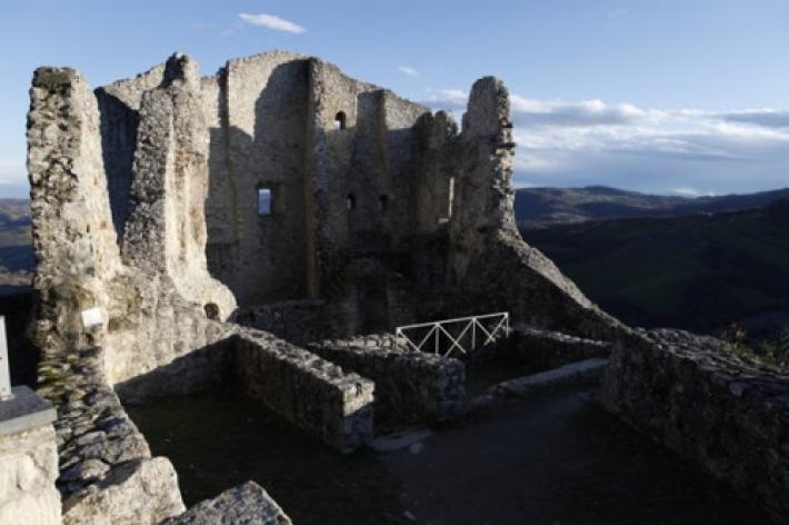 Leggende matildiche, passeggiata notturna e musica folk: Canossa, due serate ai piedi del castello 