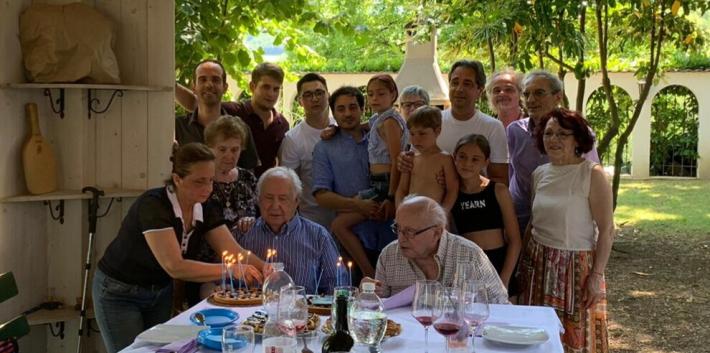 I fratelli Fabio e Piero, 96 e 92 anni: festa nell'aia della loro giovent&ugrave;