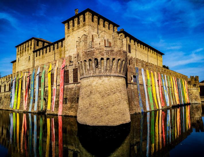 The Rainbow of Peace: gli arcobaleni di Dale colorano la rocca di Fontanellato