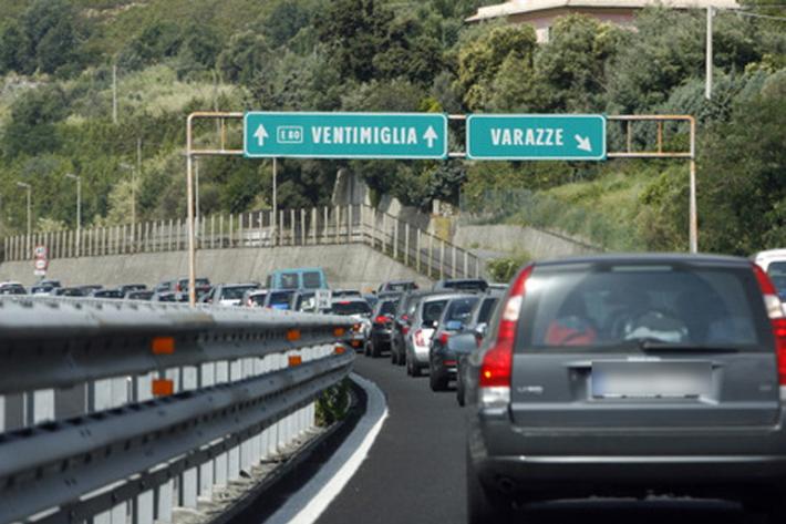 Schianto tra auto e ambulanza in A10, sei feriti gravi