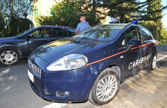 Due minorenni in fuga: i carabinieri li ritrovano in un parco di Felino