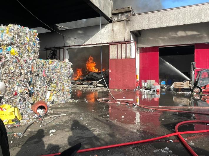 Oppimitti, dopo 24 ore vigili del fuoco ancora ininterrottamente al lavoro