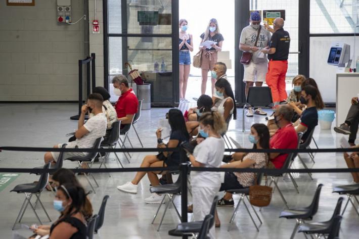 Vaccini non prenotati, tanti ragazzi all'hub. &laquo;Finalmente. Vogliamo&nbsp;di nuovo essere liberi&raquo;