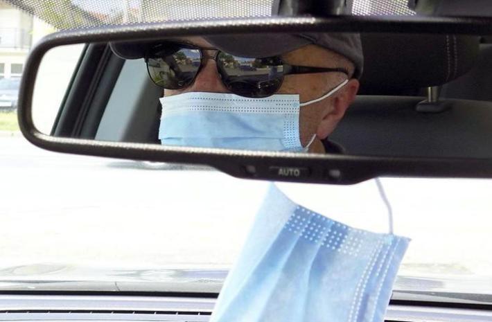 In auto finestrini aperti 10 secondi ogni 5-10 minuti