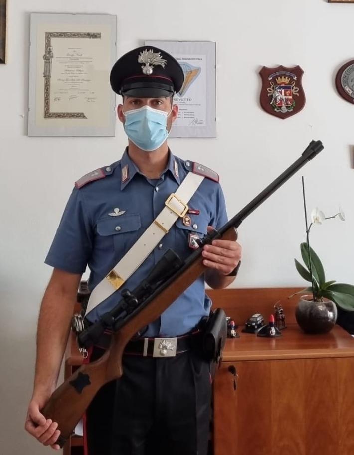 Troppi schiamazzi, esce imbracciando un fucile: paura al parco