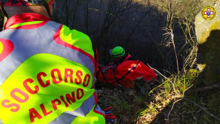 Pratospilla, cade tentando di recuperare gli occhiali da vista e si ferisce: soccorso e portato al Maggiore
