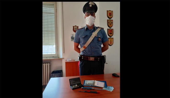 In viale Toschi con coltello e dosi di droga: denunciato