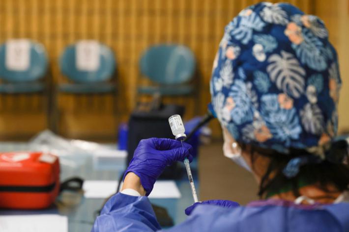 Operatori sanitari &laquo;no vax&raquo;: salgono a 18 le sospensioni, tra cui farmacisti e psicologi