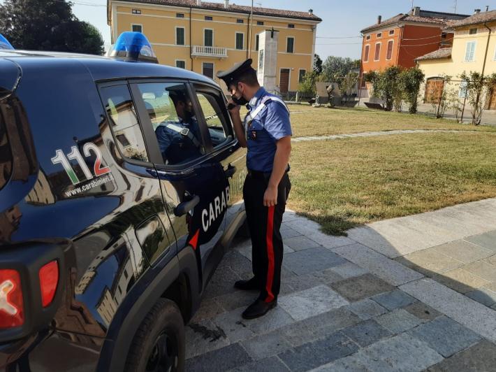 Minacciata dall'ex amante con un video "hot" chiede protezione all'ex marito: finisce a botte