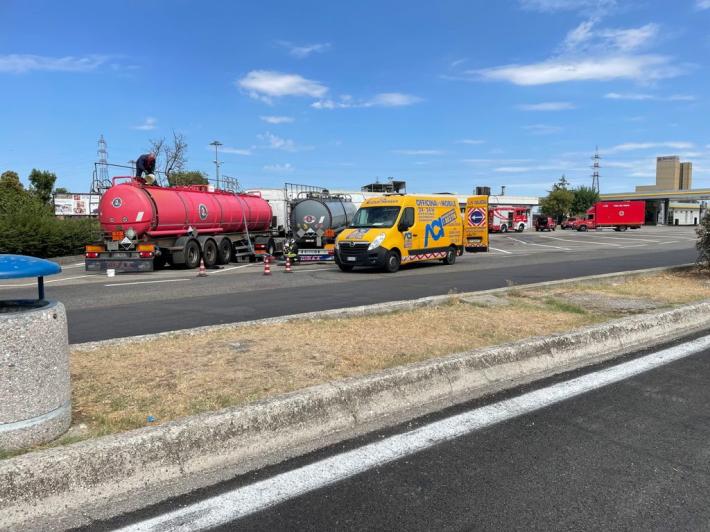 Cisterna perde acido cloridrico in A1: intervento all'area di servizio San Martino