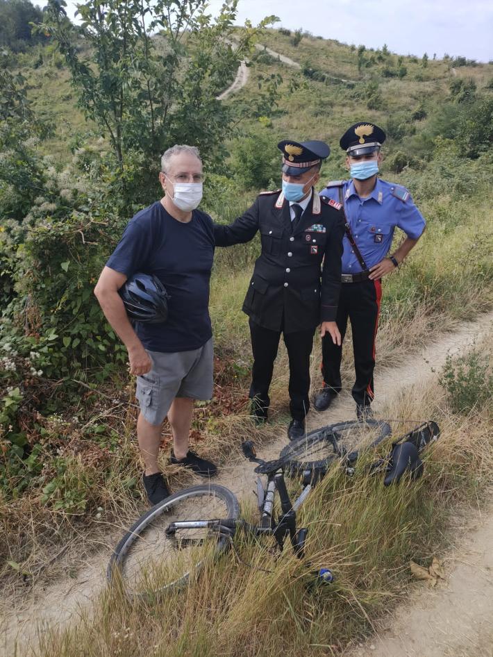Turista cade con la bici tra i rovi in una scarpata: salvato dai carabinieri