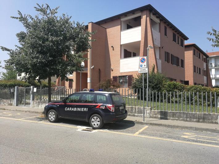 Chiama il 112 dopo una lite con la moglie: i carabinieri scoprono che doveva essere in carcere e lo arrestano