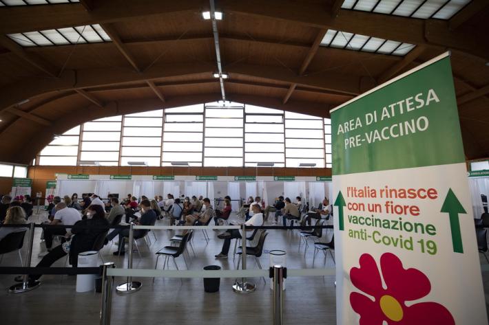 Dal 23 agosto la vaccinazione con accesso libero per i 12-19enni &egrave; anche al Pala Ponti, Vaio, Langhirano e Borgotaro