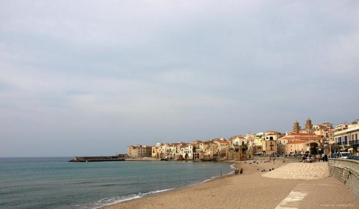 Cefal&ugrave;: sui social video di sesso in spiaggia. Il sindaco: &laquo;La citt&agrave; non lo merita&raquo;