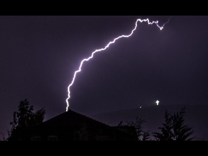 Fulmine cade su telefono mentre sta chiamando, folgorato