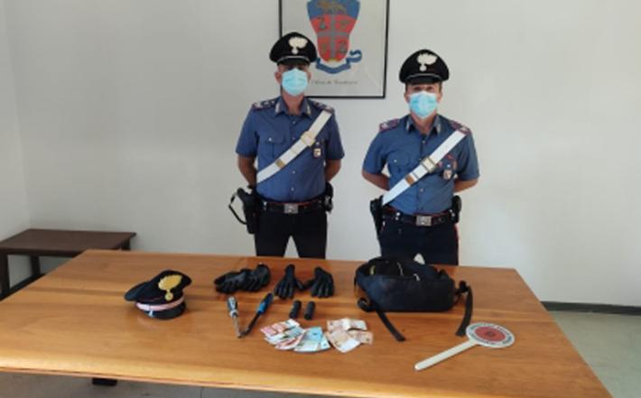 Il ladro scappa, ma nella fuga s'infilza nella cancellata